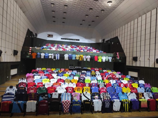 Ponad 600 piłkarskich koszulek zyska drugie życie i uszczęśliwi dzieci z krajów Trzeciego Świata w ramach akcji Oddaj fejka