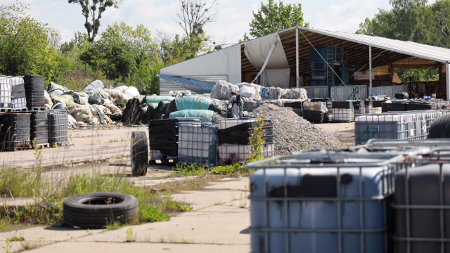 Na nielegalnym składowisku odpadów w Skarbimierzu doszło do rozszczelnienia pojemnika z cieczą. Na miejscu pracują strażacy