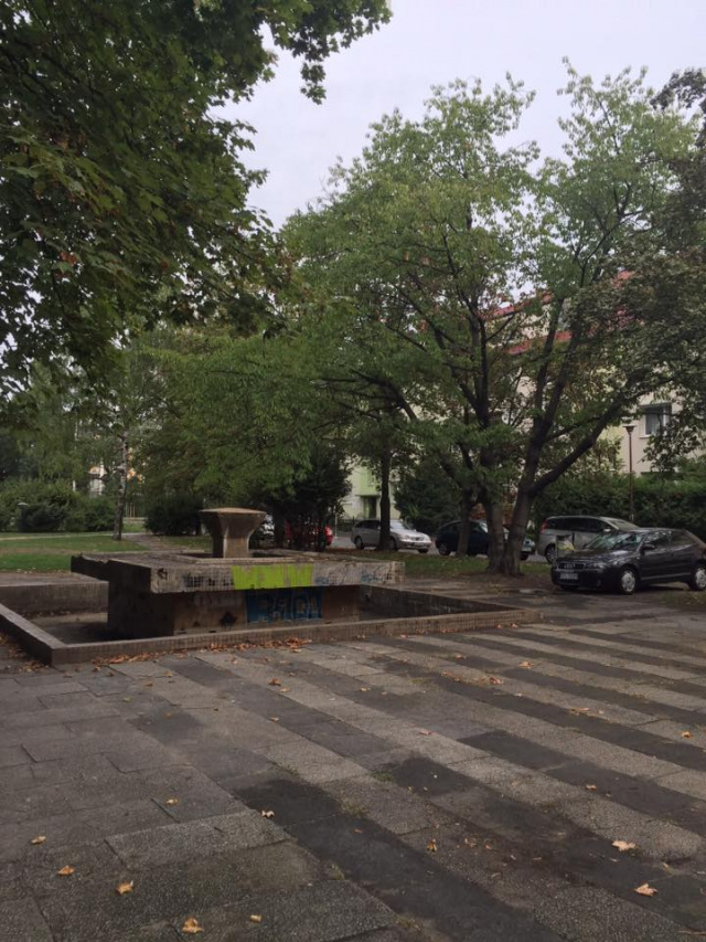 Opole: zniszczona fontanna przy ul. Pułaskiego ma szanse odzyskać swój dawny blask. Walczą o to mieszkańcy dzielnicy