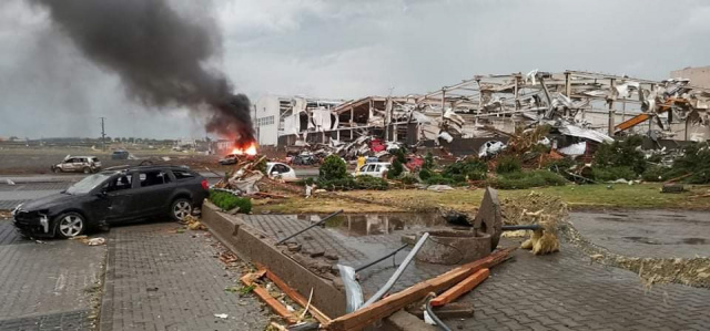 Tornado przeszło przez południowe Morawy w Czechach. Trzy osoby zginęły, kilkadziesiąt jest rannych [WIDEO]