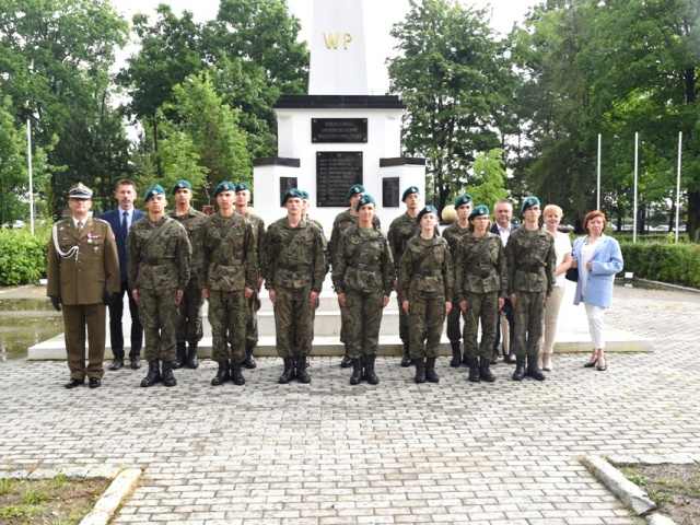 13 opolskich absolwentów klas mundurowych złożyło przysięgę wojskową w Brzegu. Przeszli skróconą służbę przygotowawczą
