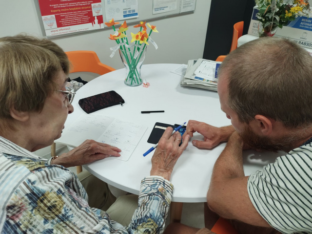 Pracownicy z Centrum Senior w Opolu pomagają osobom starszym zaprzyjaźnić się z nowymi technologiami