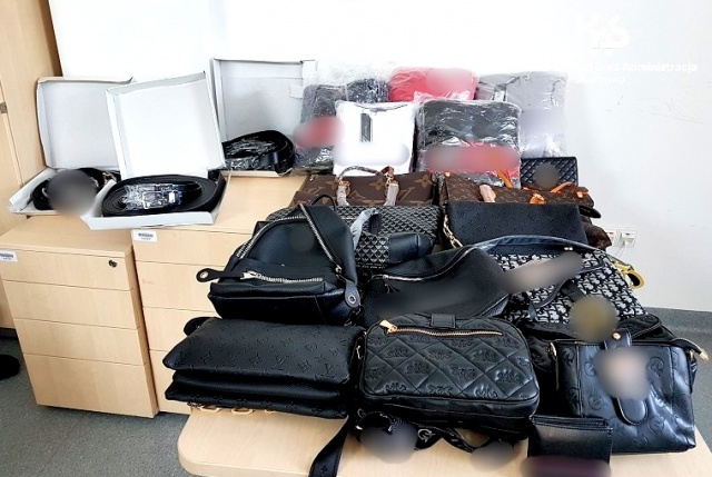 Odzież, torebki i portfele warte 107 tysięcy złotych. Krajowa Administracja Skarbowa przechwyciła podróbki na A4