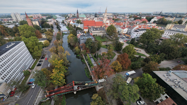 Opole: w listopadzie przejdziemy Mostem Groszowym, który teraz przybrał kolor czerwony. Czy taki pozostanie [FILM]