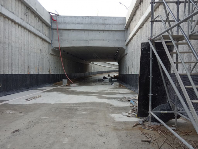 Wody gruntowe wybijają w budowanym tunelu na Batalionów Chłopskich w Opolu. Ratusz odpowiada: Tu zadziałają pompy, choć problem może pojawić się zimą