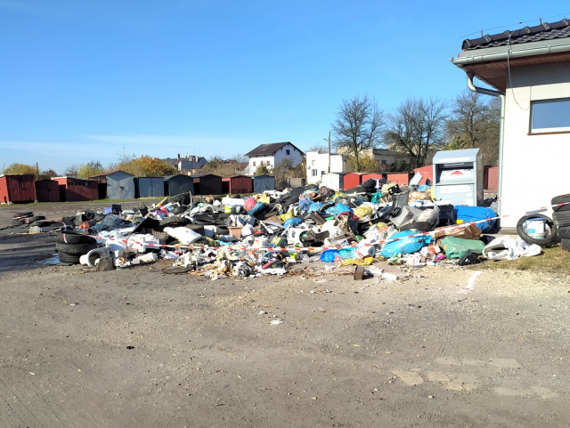 Otwarto PSZOK, ale ktoś nie zmienił zwyczajów lub celowo wyrzuca śmieci na placu Solnym w Dobrodzieniu
