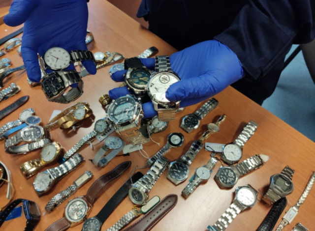 Prudnik: włamanie do zegarmistrza. Skradziono prawie 100 zegarków. Policja szybko namierzyła domniemanych sprawców