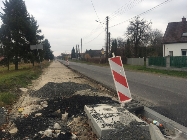 Utrudnienia w ruchu na DW 429. Niedogadane remonty gminy Komprachcice oraz ZDW w Opolu