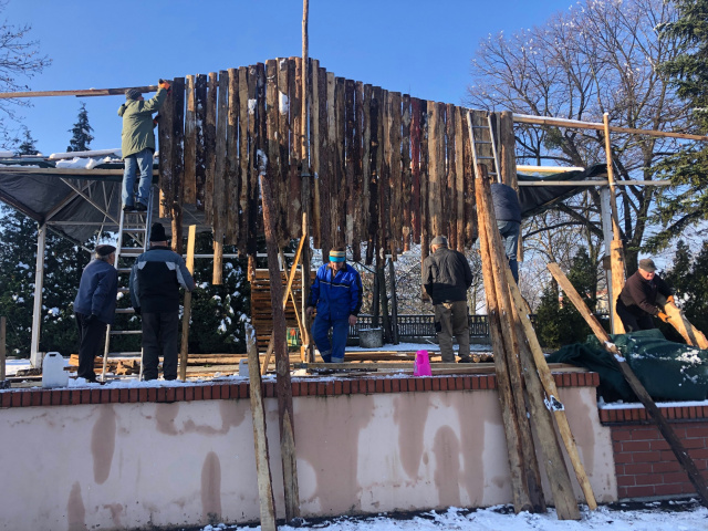 Śnieg im nie przeszkadza. Społecznicy zakasali rękawy i rozpoczęli budowę szopki w Opolu-Szczepanowicach