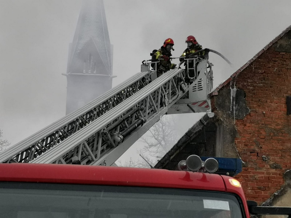 Pożar przewodu kominowego prawdopodobną przyczyną pożaru budynku gospodarczego w Kopernikach [fot. OSP Niwnica]