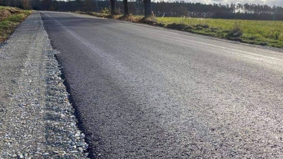 Efekty remontu drogi w okolicy Krasowic [fot. Starostwo Powiatowe w Namysłowie]
