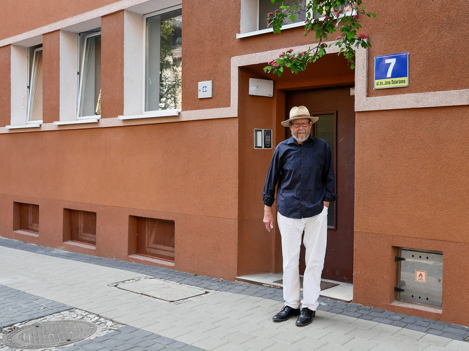 Ben Muthofer przed swoim domem w Opolu w 2016 roku [fot.www.opole.pl]