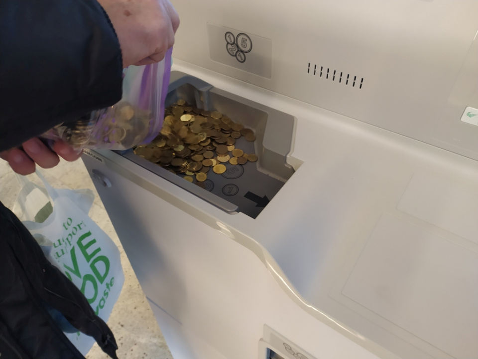Maszyna przyjmująca drobne monety w NBP [fot. Witold Wośtak]