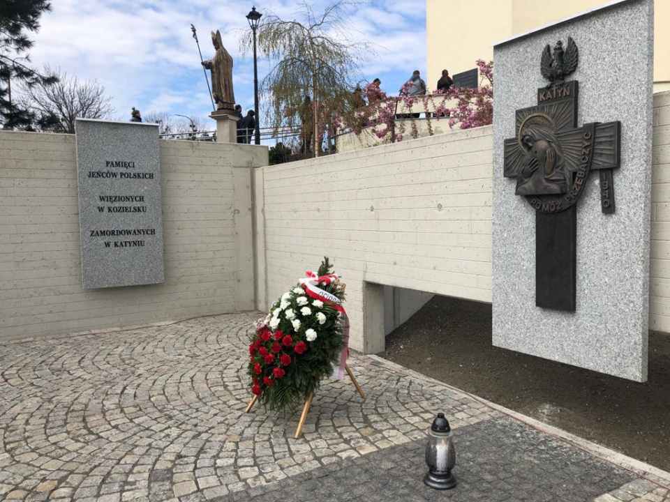 W Opolu odsłonięto i poświęcono pomnik ofiar zbrodni katyńskich [fot.M.Matuszkiewicz]