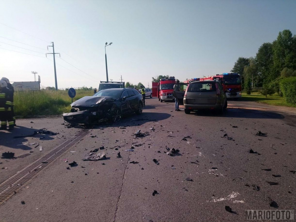 Zderzenie trzech osobówek obok elektrowni Opole. Dwie osoby poszkodowane [fot. Mario]