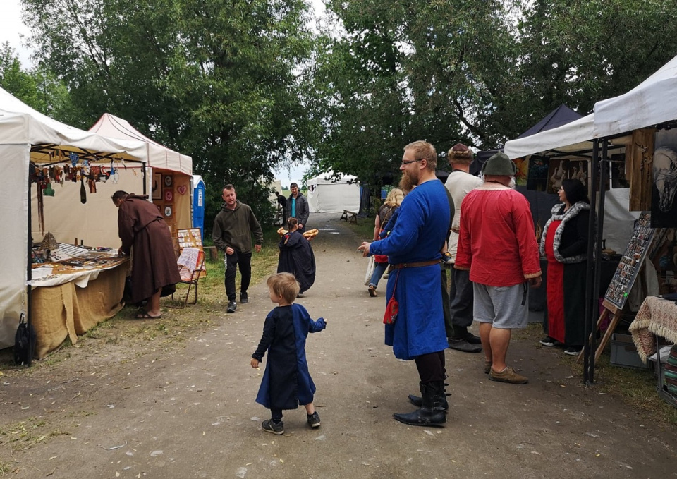 W grodzie rycerskim w Biskupicach koło Byczyny pojawili się rycerze, kupcy i dwórki