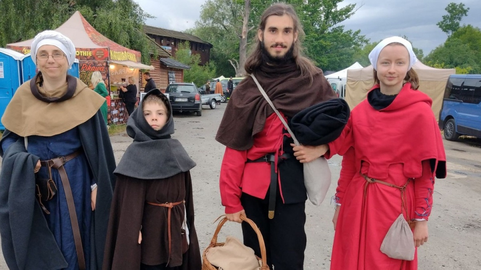 W grodzie rycerskim w Biskupicach koło Byczyny pojawili się rycerze, kupcy i dwórki