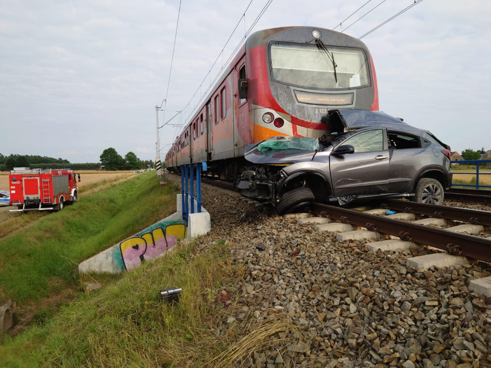 Śmiertelny wypadek na przejeździe kolejowym w Warmątowicach [fot. straż pożarna]