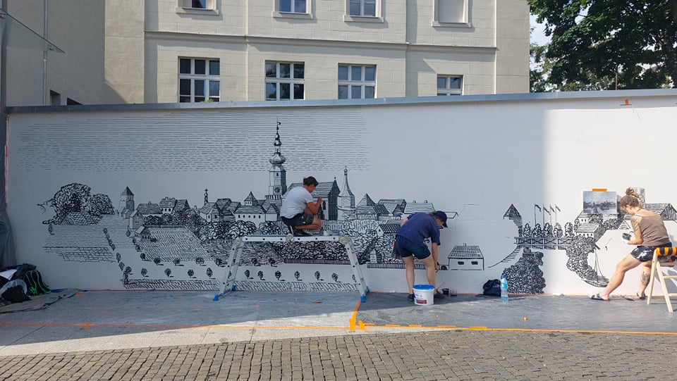 Mural powstaje przy wejściu do Zamku Górnego [fot. Mariusz Chałupnik]