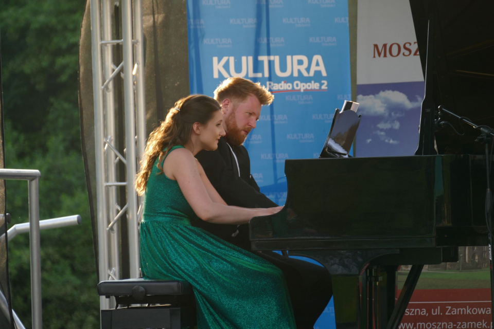 Novi Piano Duo w 2021 roku podczas 37. Festiwalu "Muzyczne Święto Kwitnących Azalii" im. Z. Pawlickiego w Mosznej [fot. Małgorzata Ślusarczyk]