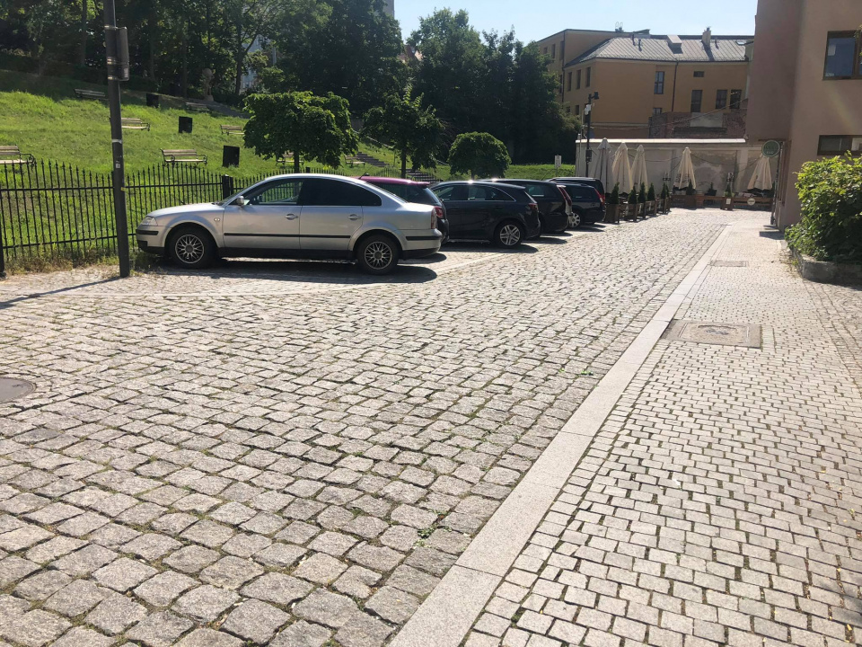 Problemy z parkowaniem aut mieszkańców Małego Rynku w Opolu foto:M.Matuszkiewicz