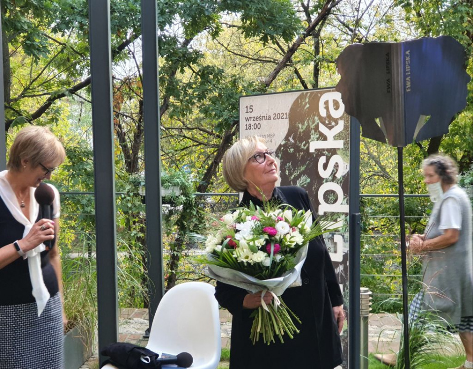 Ewa Lipska odsłoniła rzeźbę w Ogrodzie MBP w Opolu [fot. Katarzyna Zawadzka]