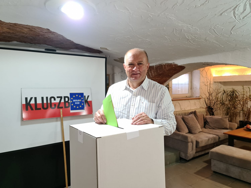 Andrzej Buła głosuje w wyborach w PO [fot. fb Platformy Obywatelskiej]
