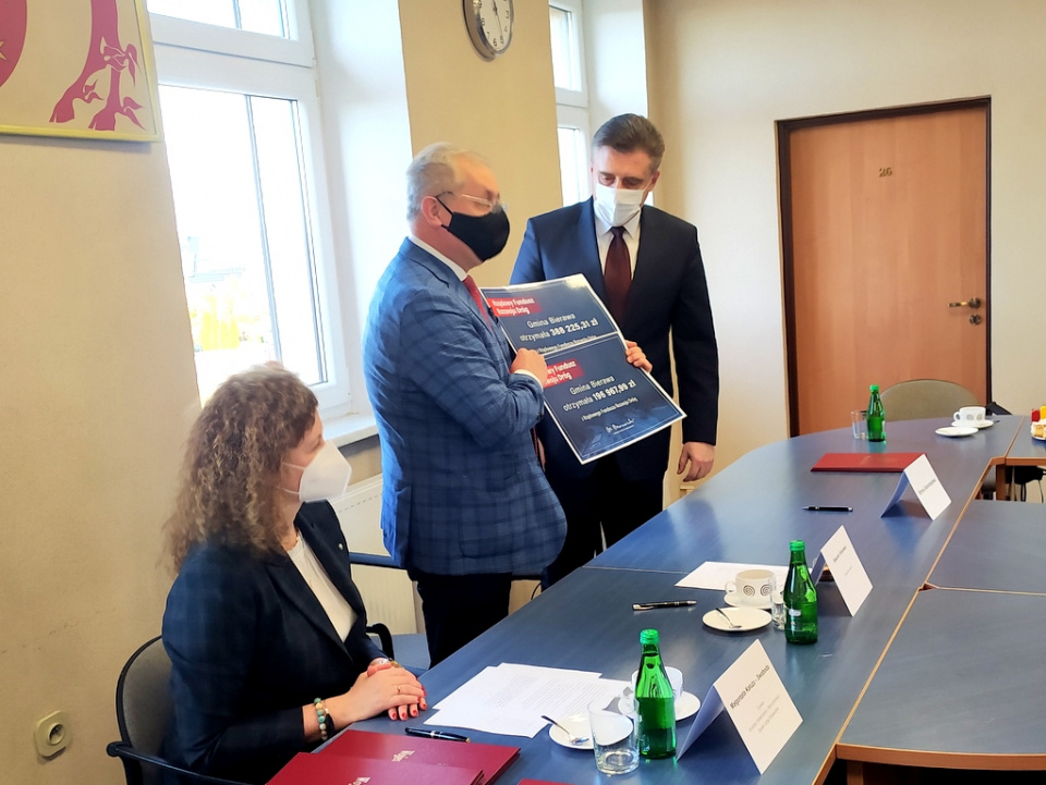 Podpisanie umów na dotacje z RFRD w Bierawie [fot. Witold Wośtak]