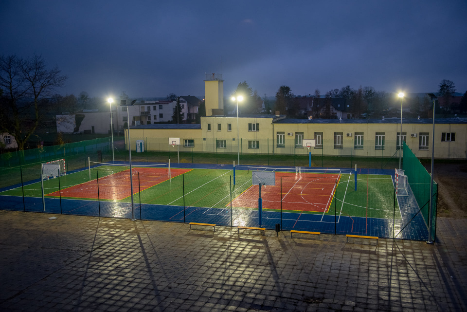 Kompleks boisk przy szkole podstawowej w Bogacicy [fot. www.facebook.com/Kluczbork]