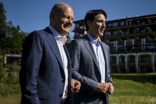Kanclerz Niemiec Olaf Scholz i premier Kanady Justin Trudeau rozmawiają z prasą podczas spaceru po zamku Elmau w Kruen w Niemczech. Niemcy są gospodarzem szczytu G7 [fot. PAP/EPA/CHRISTIAN BRUNA / POOL]