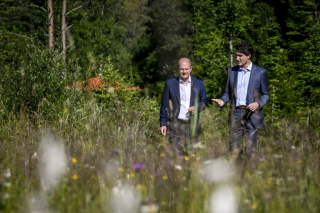 Kanclerz Niemiec Olaf Scholz i premier Kanady Justin Trudeau rozmawiają z prasą podczas spaceru po zamku Elmau w Kruen w Niemczech. Niemcy są gospodarzem szczytu G7 [fot. PAP/EPA/CHRISTIAN BRUNA / POOL]