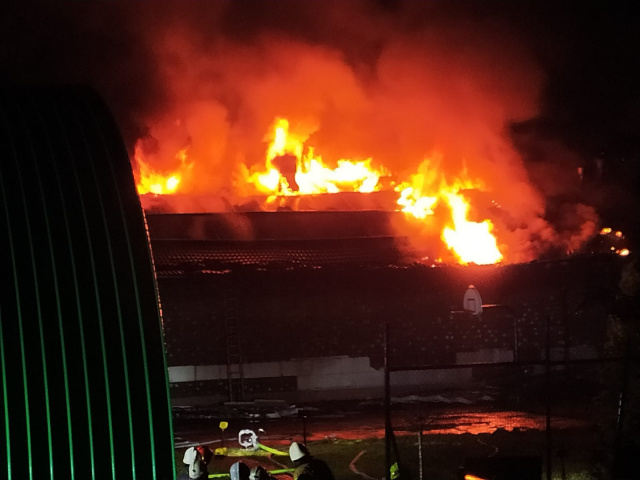 Jeszcze dwa źródła ognia do ugaszenia w Chrząstowicach. Strażacy czekają na saperów i nadzór budowlany