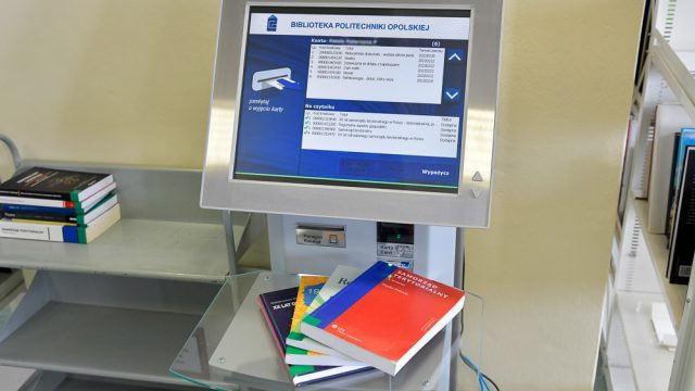 Politechnika Opolska: nowe stanowisko do wypożyczania i zwrotów książek. 