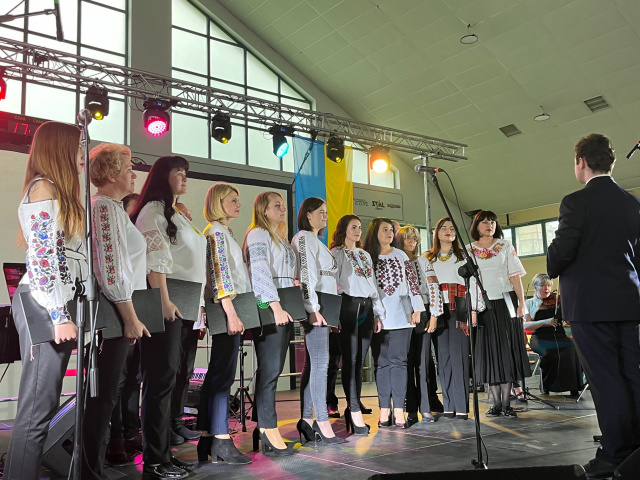 Polscy i ukraińscy artyści połączyli siły i zaśpiewali dla uchodźców z Ukrainy. Charytatywny koncert w Kluczborku