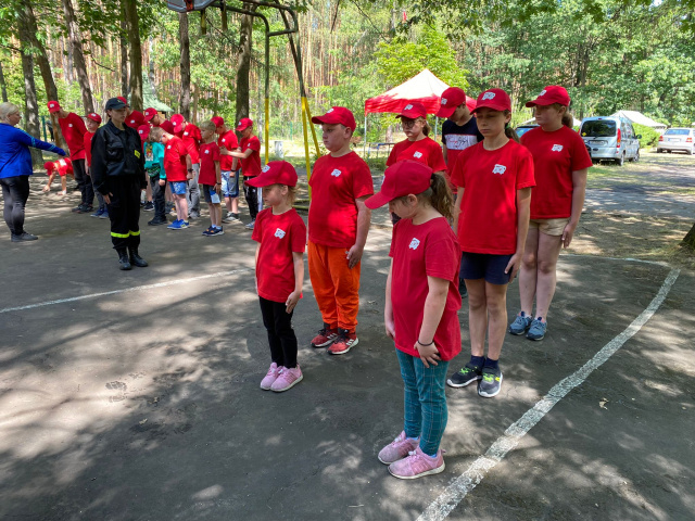 Dzieci uczą się dyscypliny, higieny i zgrania w zespole. W Turawie trwa obóz młodzieżowej drużyny pożarniczej