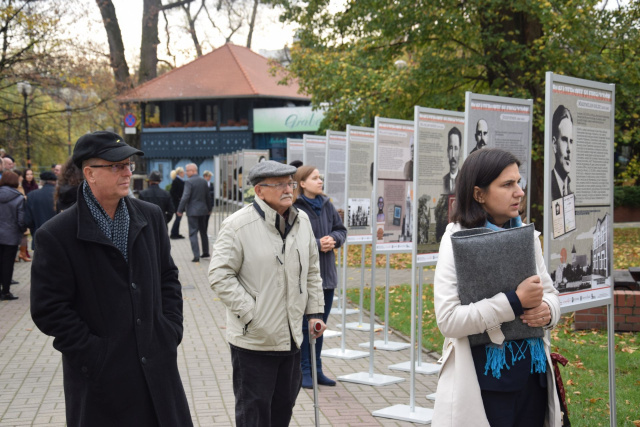 Bohaterowie plebiscytów na placu Wolności w Opolu