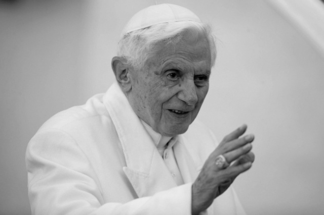 Zmarł papież Benedykt XVI. Jako kardynał Joseph Ratzinger poświęcił kościół w Choruli