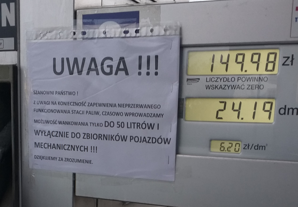 Informacja na stacji benzynowej w Kluczborku [fot. słuchacz Radia Opole]