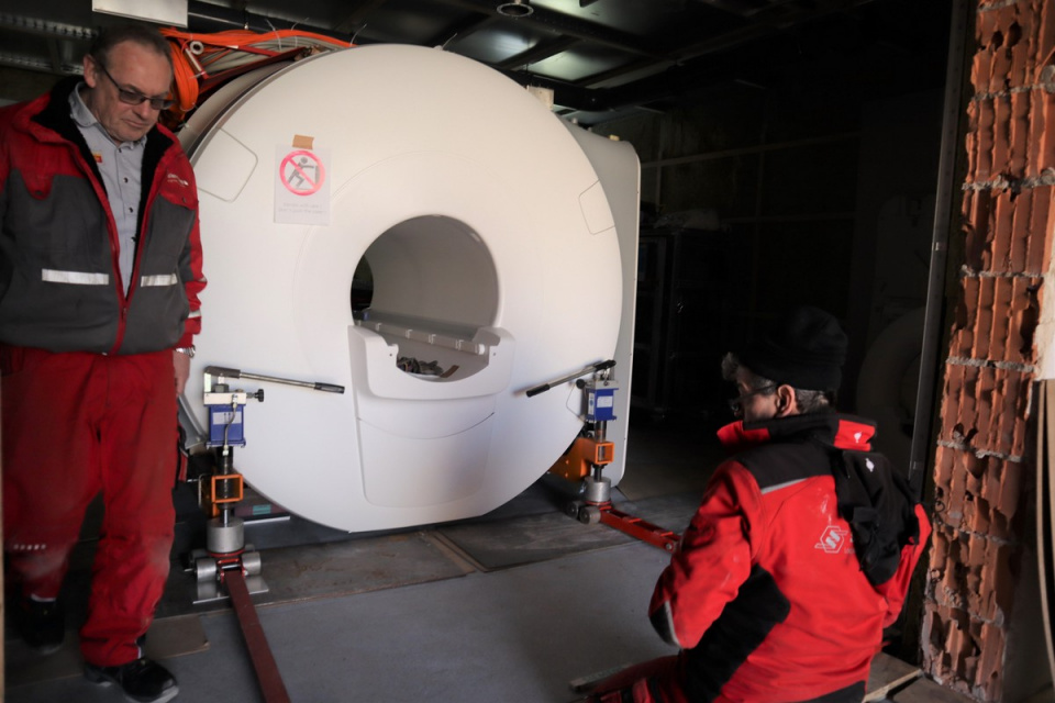 Montaż nowego rezonansu magnetycznego foto:USK w Opolu