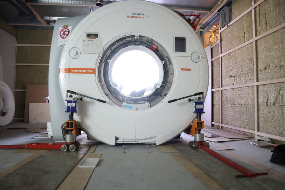 Montaż nowego rezonansu magnetycznego foto:USK w Opolu