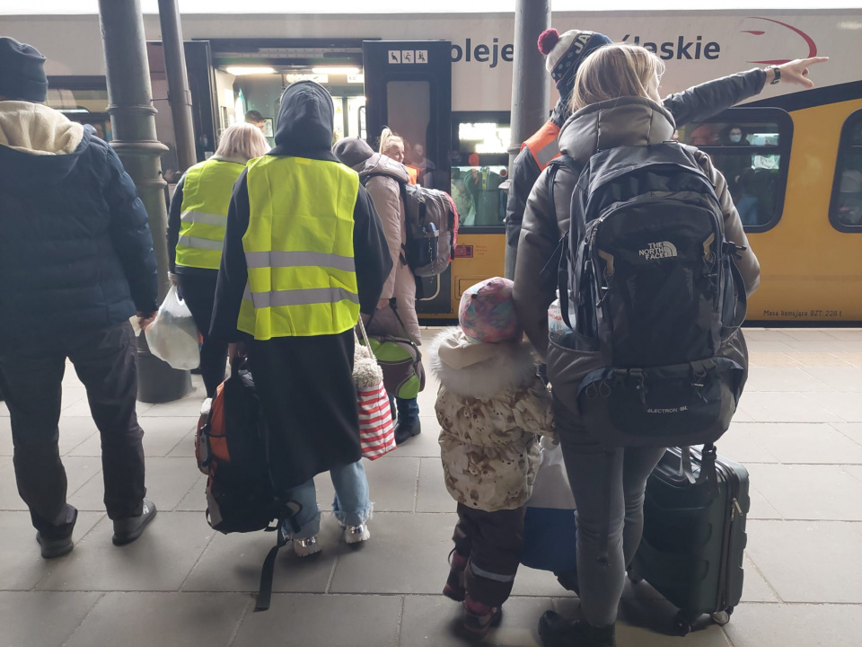 Specjalny pociąg z uchodźcami zatrzymał się na dworcu w Opolu [fot. Katarzyna Doros]