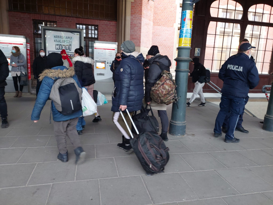 Uchodźcy wysiadający na dworcu w Opolu [fot. Katarzyna Doros]