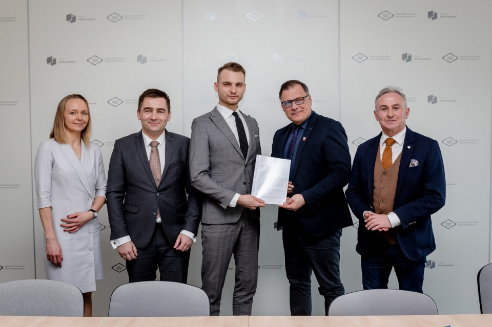 Podpisanie umowy na budowę hal w Wałbrzyskiej Specjalnej Strefie Ekonomicznej [fot. Biuro Prasowe WSSE "INVEST-PARK"]