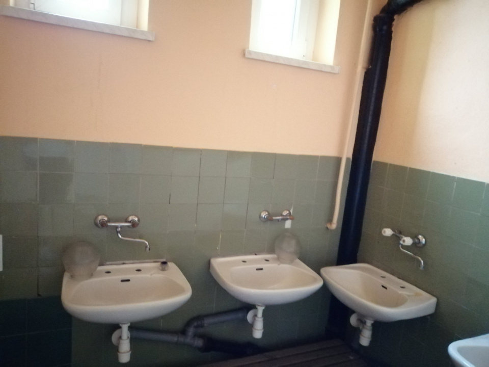 Stara łazienka szkoły w Jaworznie [fot. www.facebook.com/Gmina Rudniki]