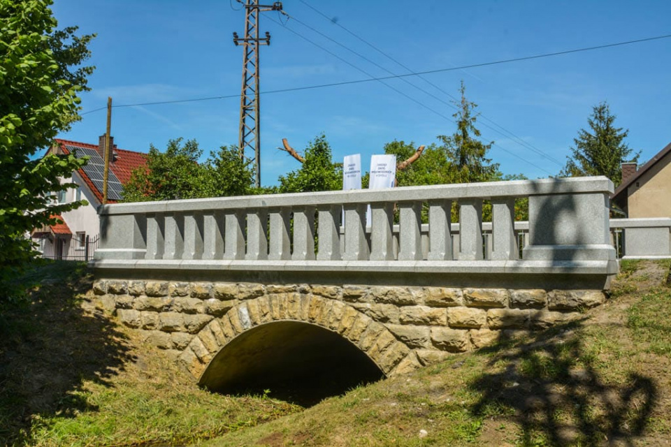 W Chróścinie Opolskiej odnowiono zabytkowy mostek [fot.UG Dąbrowa]