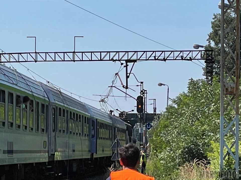 Duże utrudnienia w ruchu pociągów. Zerwana sieć trakcyjna między Opolem Głównym a Zachodnim Foto:Mario