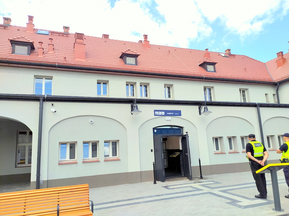 Dworzec kolejowy w Oleśnie po renowacji [fot. Witold Wośtak]