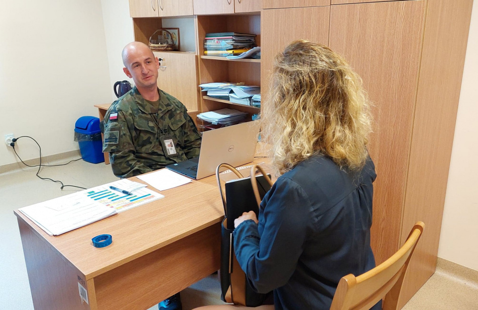 Rozmowa z kandydatem w Wojskowym Centrum Rekrutacji w Opolu [fot. Katarzyna Doros-Stachoń]
