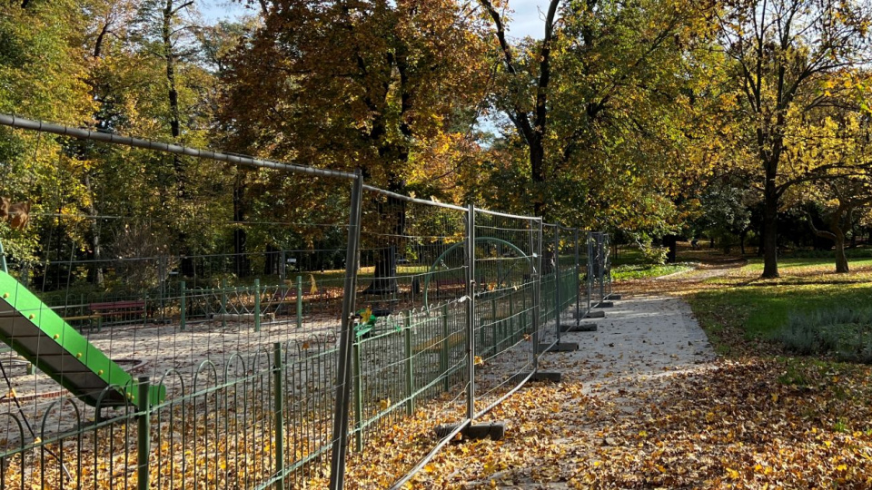Plac zabaw w Parku Centralnym w Brzegu wciąż pozostaje zamknięty [fot. Daniel Klimczak]