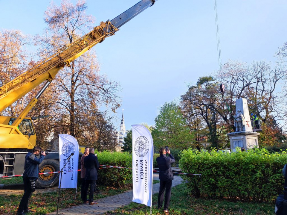 IPN likwiduje pomnik wdzięczności Armii Czerwonej w Głubczycach [fot. Maciej Marciński]